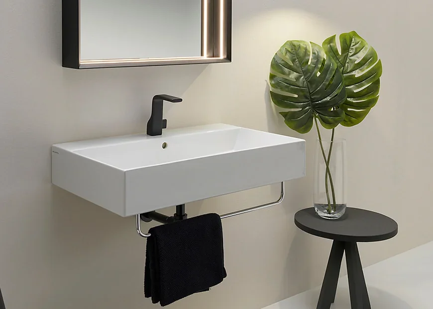 Wellness-Bereich mit Sauna und nachhaltigen Materialien in einem modernen Badezimmer.